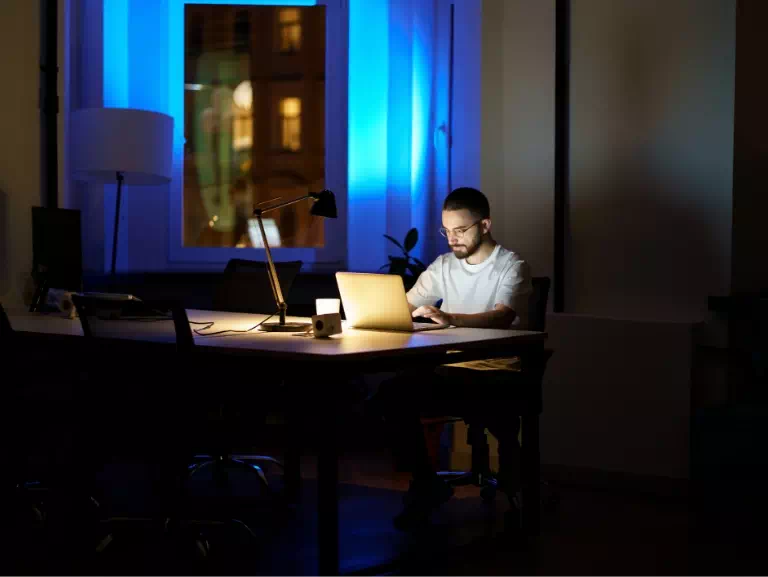 Mężczyzna pracujący przy laptopie